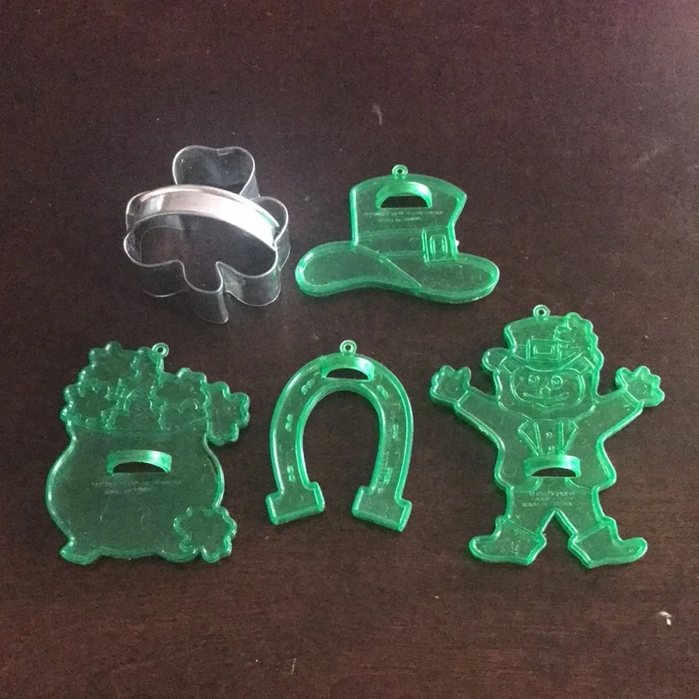 Amscan Vintage Green St. Patrick’s Day Lot 4 Cookie Cutters and Metal Shamrock